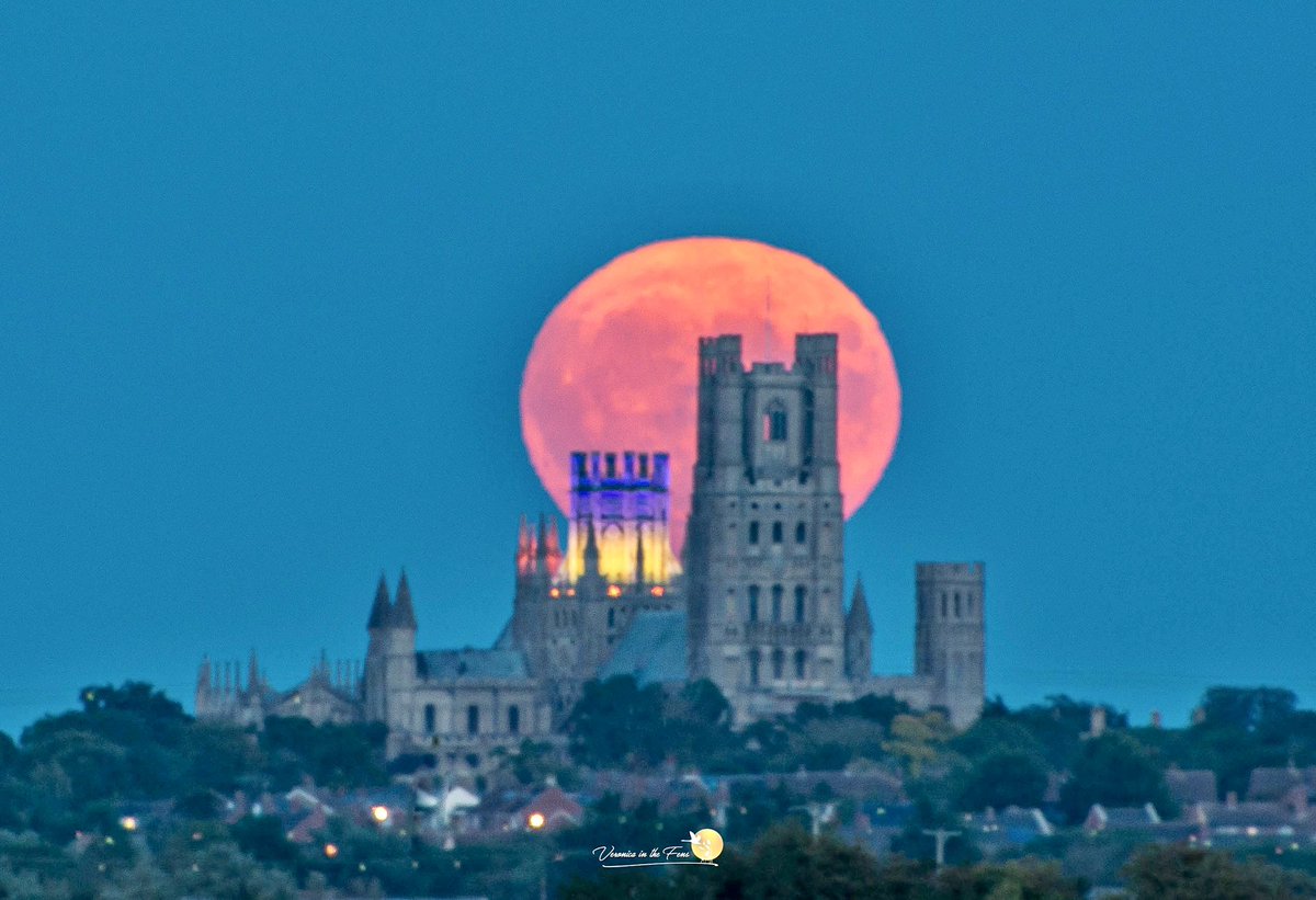 VeronicaJoPo's tweet image. It truly was #magical to see the #SuperFullMoon rising over Ely Cathedral on Wednesday 30th of August.
Not only was it a clear horizon for the images, but a particularly great position for the whole width of the Cathedral, you can even see the lady chapel from afar. #Grateful