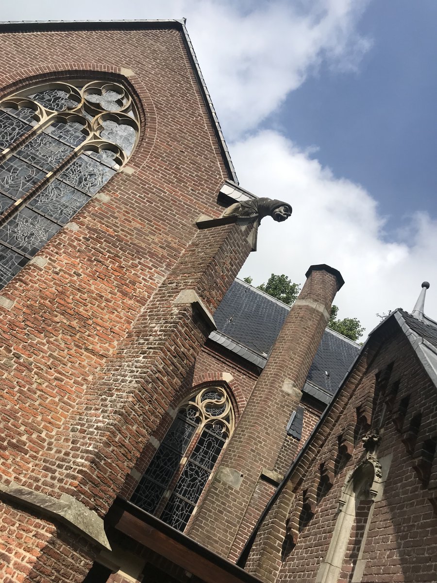 Impressed by the beauty of the Netherlands. Cycling🚵 around <a href="/kasteeldehaar/">Kasteel de Haar</a> with 🎂birthday boy @SchrijversFrank. Castles🏰, fortresses, waterways and 🌱#veganfood