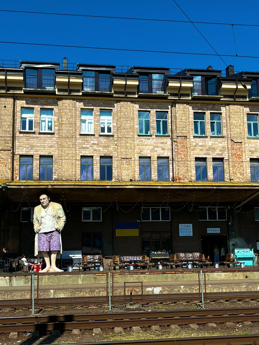 BelikovaOnAir's tweet image. Did you know that you can grab a beer with #TonySoprano in #Vilnius? 

Giant Soprano's statue welcomes everyone arriving to Vilnius by train. 

Bar called "Peronas" invites not only for drinks, but for some romantic train watching 🚈.