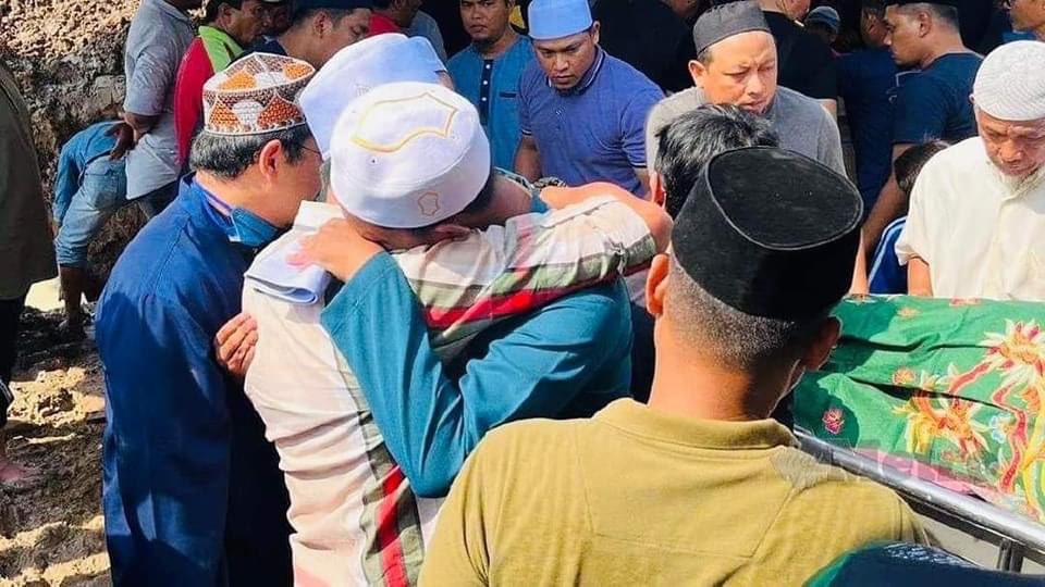 TweetIslamik's tweet image. Pilu sangat &amp;amp; luluh hati melihat berita &amp;amp; video yang tular hari ni. Bergetar suara anak sulung sewaktu mengimamkan solat jenazah 6 ahli keluarga yang maut kemalangan.

Aruah ayahnya seorang imam.
Aruah ibunya seorang ustazah.
Malah aruah adik-adiknya ialah pelajar tahfiz.
Anak…