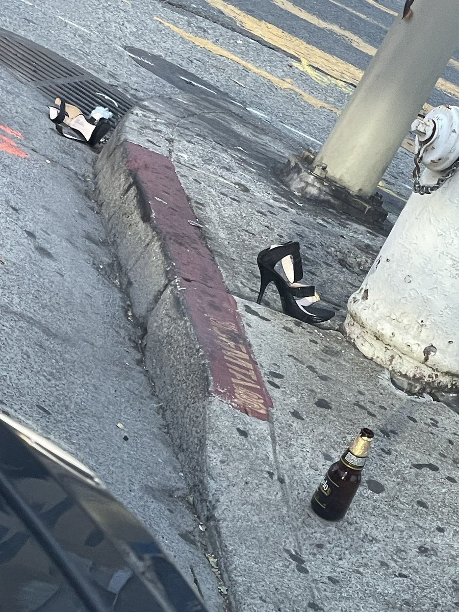 CDNintheUSA's tweet photo. Is this the sign of a good or bad night in San Francisco? 😆 #streetsofsanfrancisco #7amSundayMorning #SF #hockeyparent #itisfartooearly https://t.co/7skELFjpw2
