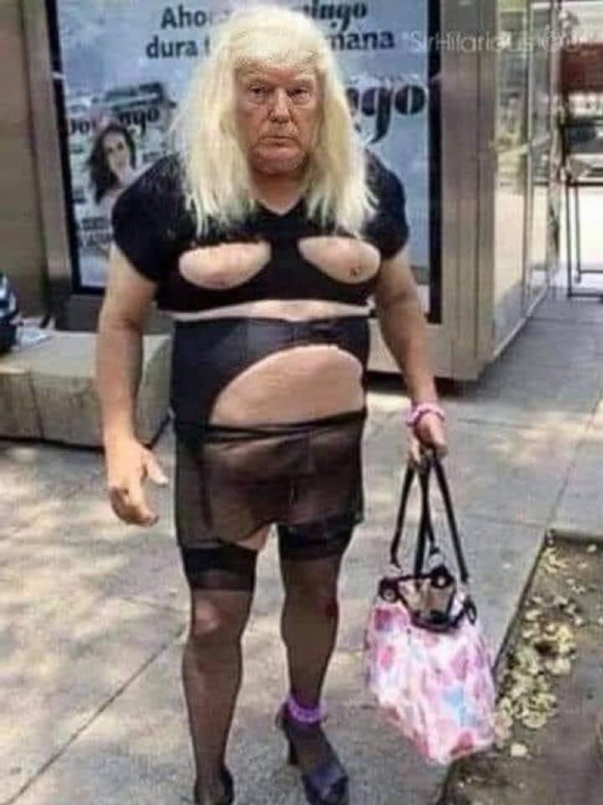 LePapillonBlu2's tweet photo. Trump, on his way to save Truth Social. 😂🤣 https://t.co/IFoiyzfNdI