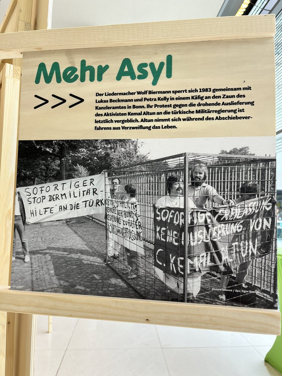 Aus der Ausstellung der Grünen beim Tag der Ein- und Ausblicke im Bundestag. Kein Kommentar. #GEAS