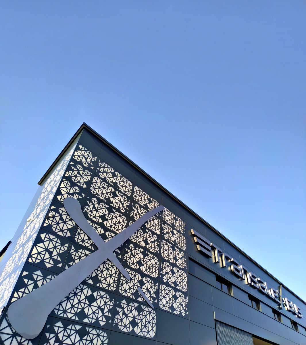 bobetcanarias's tweet photo. ¡La innovación y el estilo se unen en la nueva fachada ventilada que hemos diseñado, fabricado e instalado para Transalex Bus !
#BobetCanarias #TransalexBus #Diseño #fachada #fachadaventilada #composite #arquitecturaydiseño #arquitetura https://t.co/O1xNpxJ3Ee