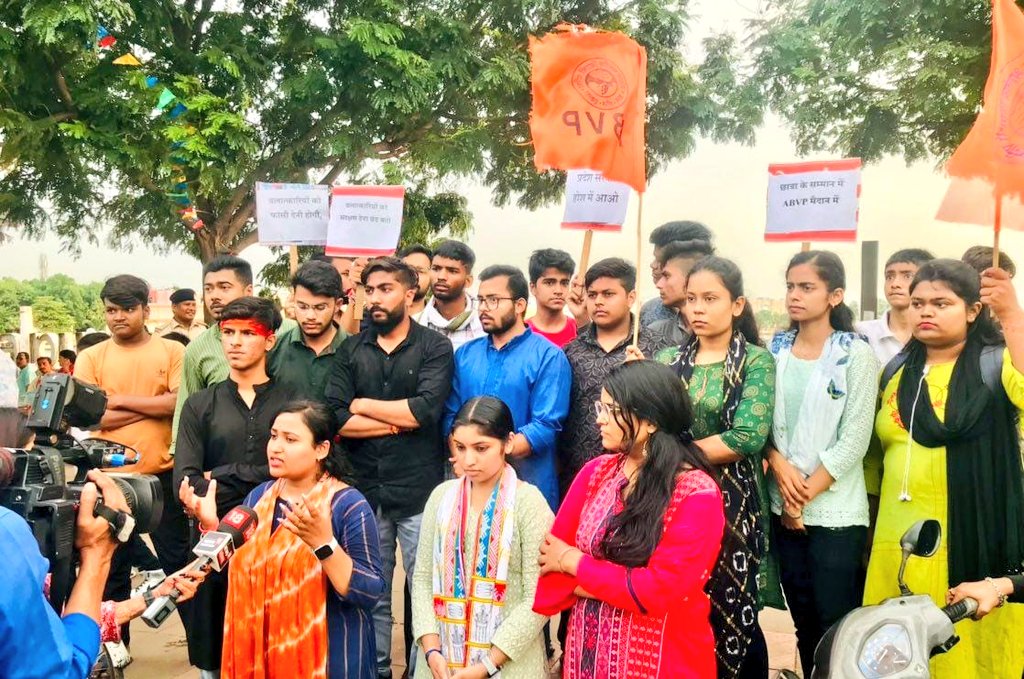 abvpcg's tweet photo. ABVP रायपुर महानगर द्वारा प्रदेश में चरमरा रही कानून व्यवस्था एवं बढ़ते महिला अपराध,बलात्कार जैसी घटनाओं के विरोध में प्रदेश सरकार का पुतला दहन कर विरोध प्रदर्शन किया गया।
#ABVPForSociety https://t.co/dX4CxjZ8Cc