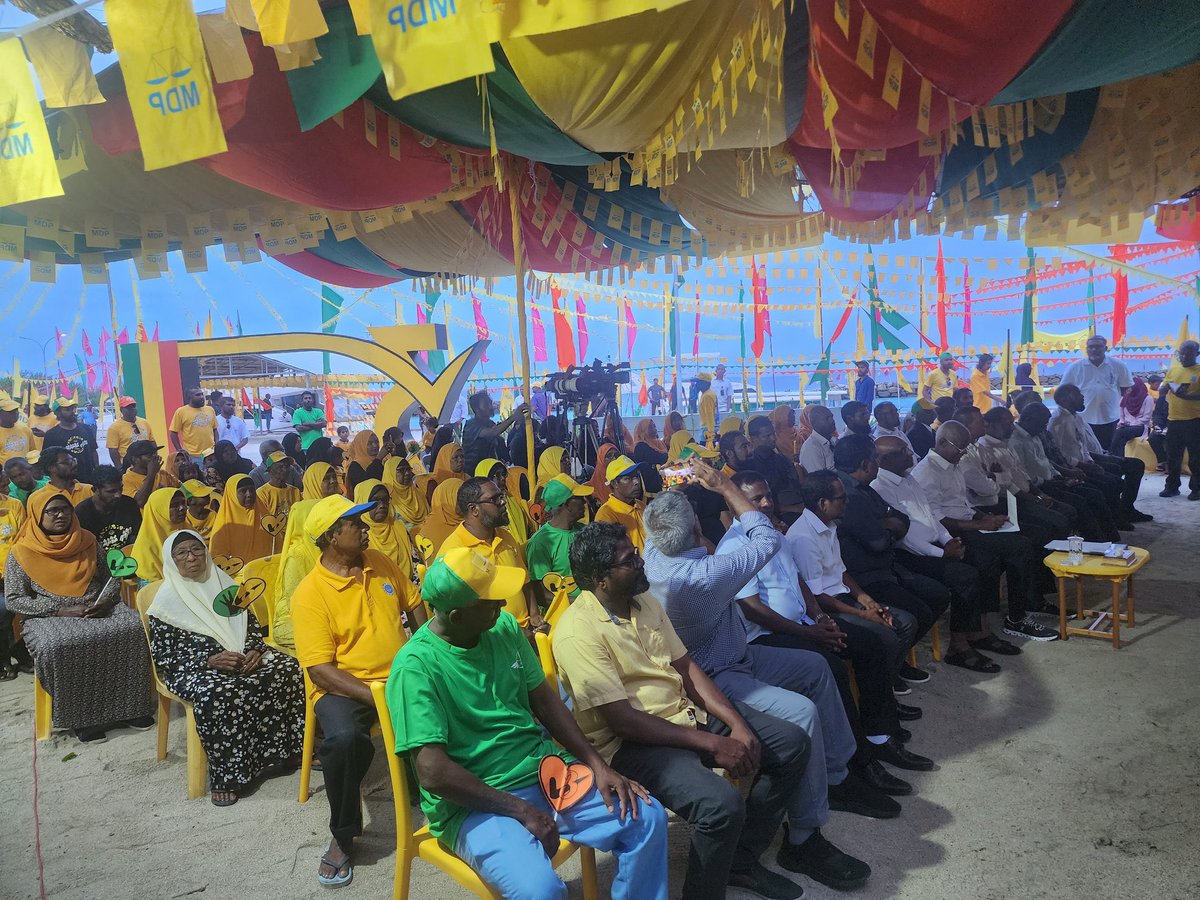 ހދ ނައިވާދޫއިން ރައީސް ޞާލިޙަށް ހޫނު މަރުހަބާއެއް! 

ރައީސްގެ ހަރުދަނާ ސިޔާސަތުތައް ރައްޔިތުން ވަނީ ބަލައިގެންފައި. އެ މަނިކުފާނަކީ ނަތީޖާ ދައްކަވާ ބޭފުޅެއްކަން ވަނީ ޔަގީންކޮށްފައި.

#UfaaveriAmaanRaajje
#VoteMDP
#IbuAslam2023