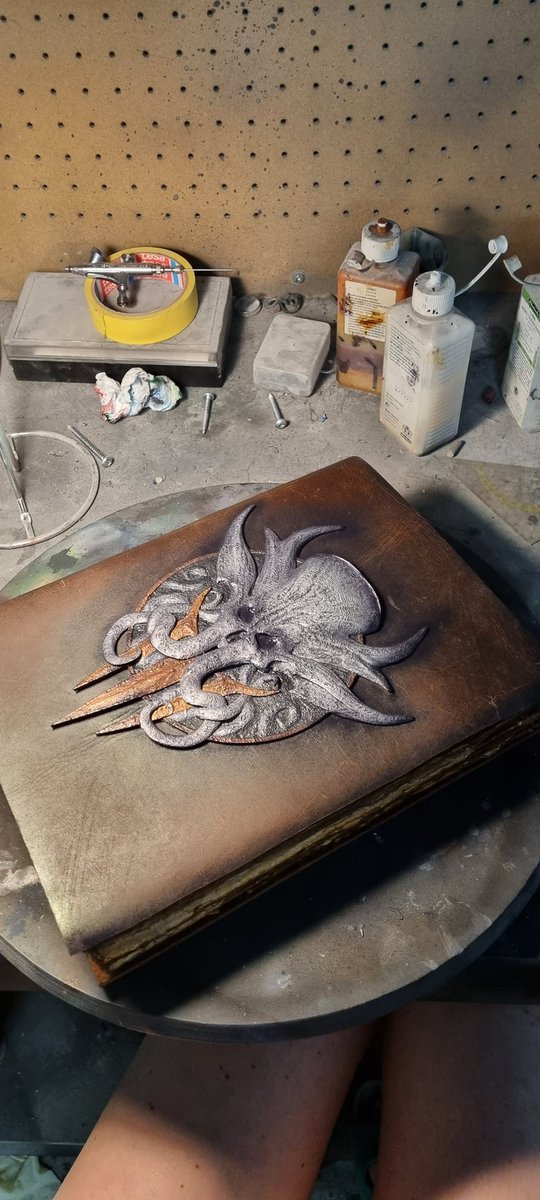 DinoshopNerds's tweet photo. Wir durften für den Kurzfilm mit @Gronkh und @PhunkRoyaI für @baldursgate3 ein wenig basteln. 
🖤🖤🖤
#BaldursGate3
#BaldursGate
#gronkh https://t.co/5V8Lviqshp