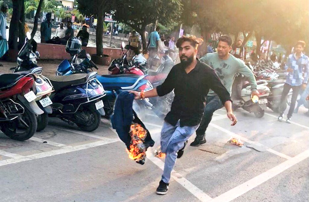 abvpcg's tweet photo. ABVP रायपुर महानगर द्वारा प्रदेश में चरमरा रही कानून व्यवस्था एवं बढ़ते महिला अपराध,बलात्कार जैसी घटनाओं के विरोध में प्रदेश सरकार का पुतला दहन कर विरोध प्रदर्शन किया गया।
#ABVPForSociety https://t.co/dX4CxjZ8Cc
