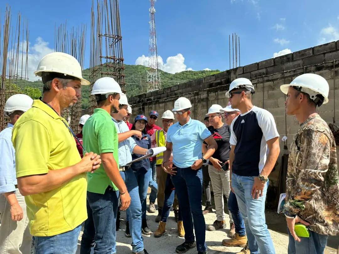 JoanC2030's tweet photo. #HOY || Nos hemos venido al Estado #Aragua, para evaluar el avance constructivo de Tejerías 1. En aras de dar cumplimiento al #BuenVivir de las familias en esta entidad. La #GMVV sigue avanzando en el territorio nacional tal como lo instruyó nuestro Pdte. @NicolasMaduro https://t.co/i9S1qvciM9
