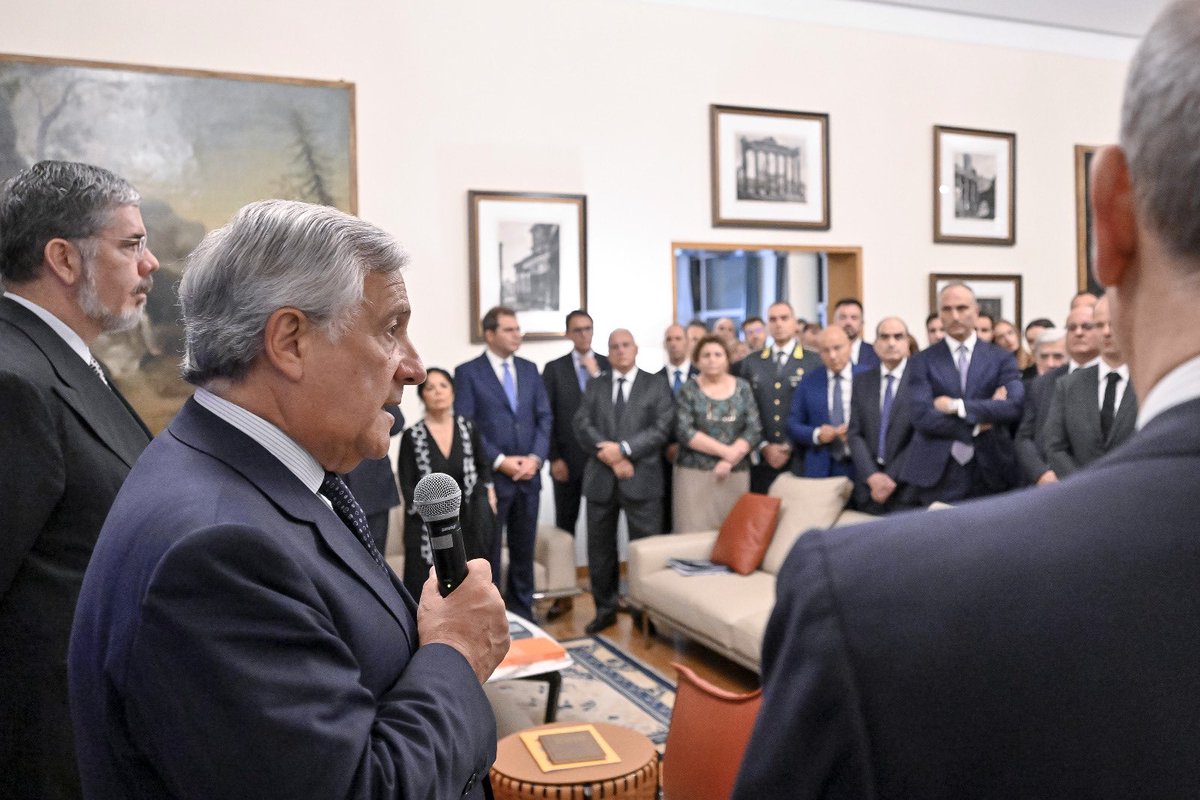 Antonio_Tajani's tweet photo. Grazie al sistema 🇮🇹 in Cina: imprenditori e manager che sono veri ambasciatori del saper fare italiano. Il Governo è al loro fianco per migliorare le condizioni di accesso al mercato cinese e per favorire l’export dei nostri prodotti. https://t.co/mSbHluPY0y