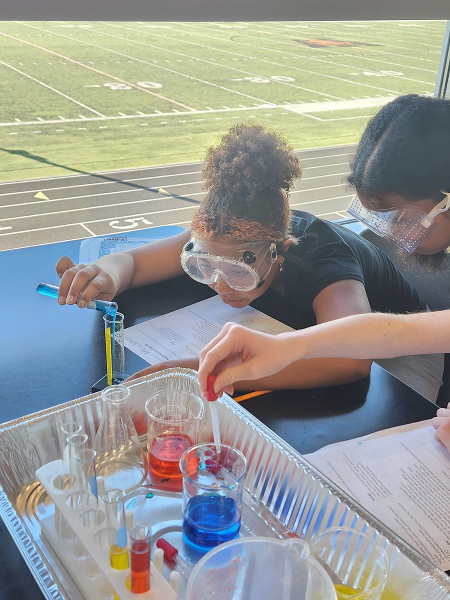 Students take part in the color lab in Mrs. Swearingen's class. #WSGCRocks