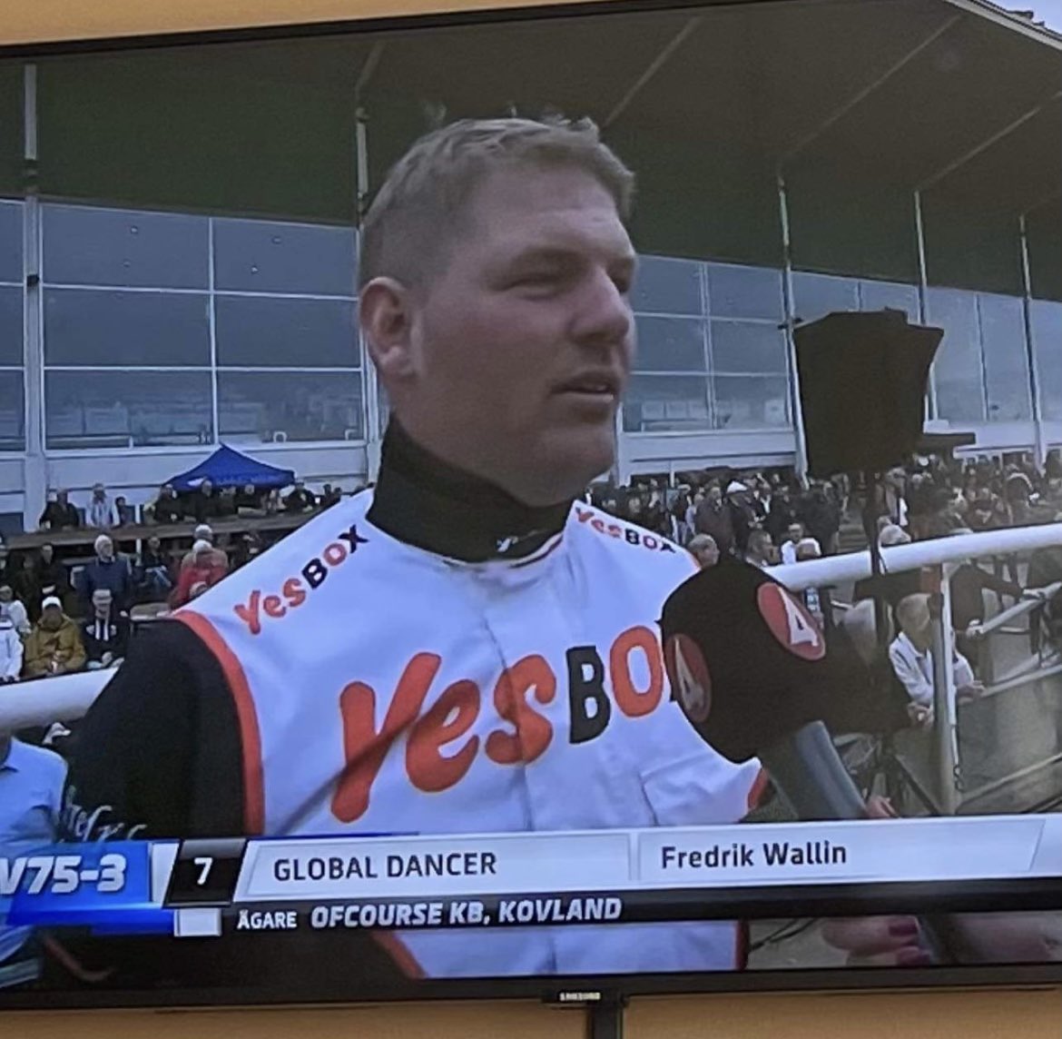 Vi tar oss för pannan, men lyfter på hatten! Efter mindre än ett halvår på marknaden kommer första svenska klassiska vinnaren! Grattis till Global Dancers tränare Fredrik Wallin, skötare Ann-Sofie Bergfeldt och ägarna dom gett oss förtroendet att administrera!
#stallofcourse.se