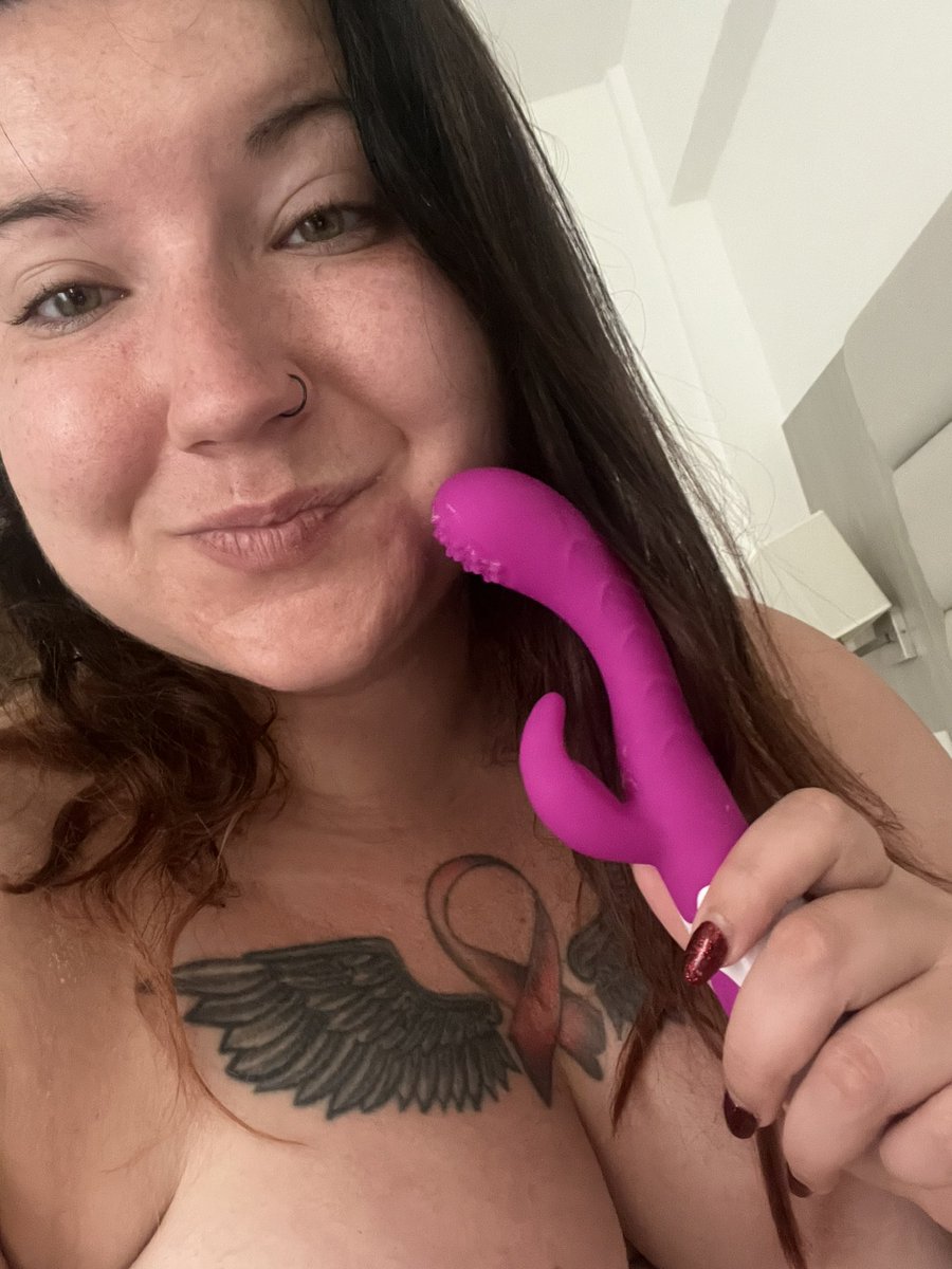 janacurvy's tweet photo. My bed was so wet after playing 😏 https://t.co/vEstrZH1US