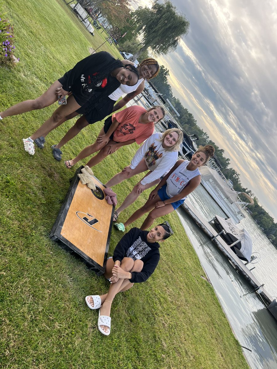 jcwomenshoops's tweet photo. Great Lake Day after 1st week on campus! ✈️🏀 #jacksoncollege https://t.co/yqNeHeOdlf