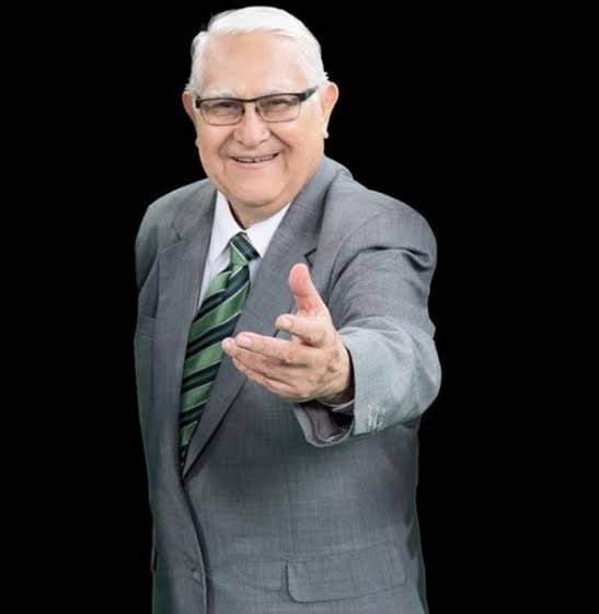 ElCapiDeportes's tweet photo. Un domingo como hoy, hace 6 años, cerraste tus ojos para siempre… El dolor de tu ausencia me sigue desgarrando el alma pero tus bonitos recuerdos curan mis heridas… 
Te amo papá!!! 🙏❤️ https://t.co/EPaRQvCeIE