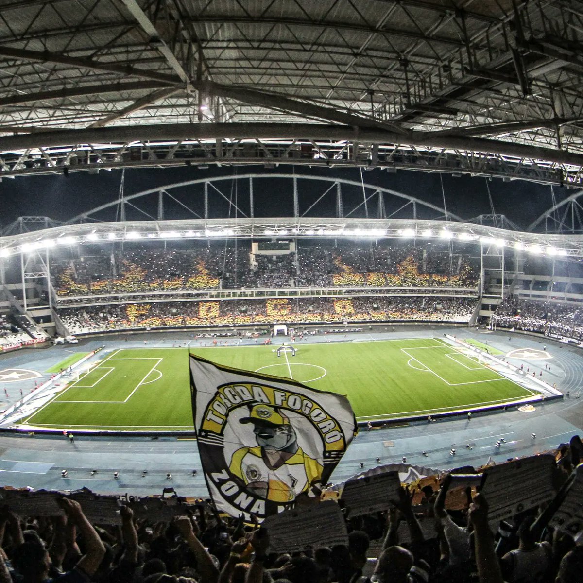 MovNacag's tweet photo. Assim o BOTAFOGO foi recebido dentro do Nilton Santos. Mosaico no estádio inteiro, dois bandeirões, um réveillon do lado de fora, dezenas de bandeiras e muito fogo que não se apaga.
A luta continua, nossa vitória não será por acidente.
#NinguémAmaComoAGente https://t.co/T5F18z6uoJ