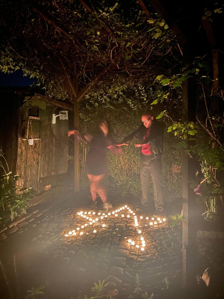 Lesen und beschwören mit <a href="/schwartz_ht/">𝗦𝗖𝗛𝗪𝗔𝗥𝗧𝗭</a> beim Frohmann Verlag.

Gestern fand die erste Lesung zu unserem erscheinenden Buch "Gewalt und Poesie" statt und es war 100% pure Magic. #GewaltUndPoesie