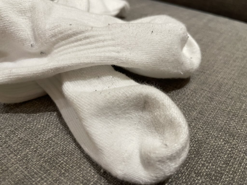 litipinbj's tweet photo. 惦记了兄弟一天的🧦  晚上终于能享用了 果然穿一天还是有味道的 好想跪着让他踩啊 https://t.co/jUHarNXp7q