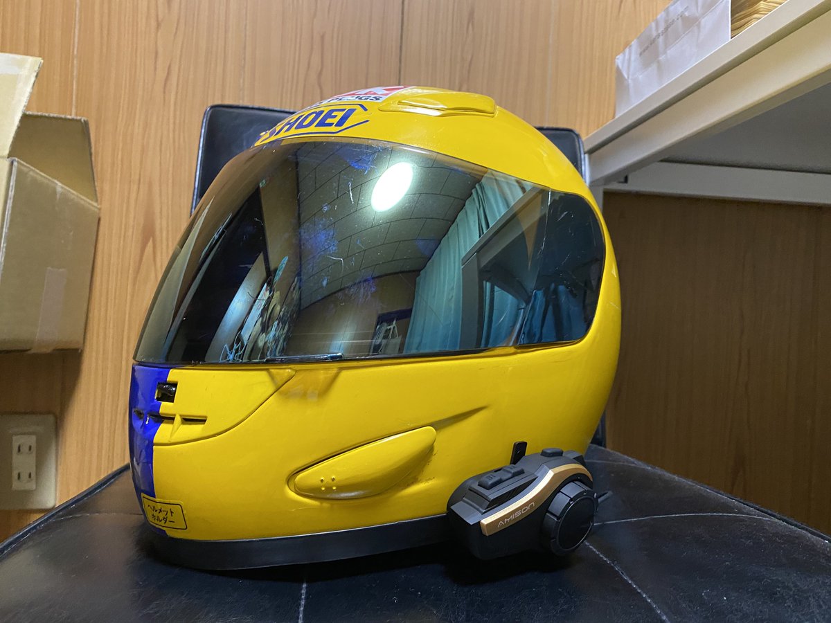 DIRTYPINE45002's tweet photo. ウクライナ応援カラーのフルフェイスにつけたらこんな感じ。
シックなゴールドなので悪目立ちしません✨
#amison
#ぼっちインカム https://t.co/rUNKFmIMFe