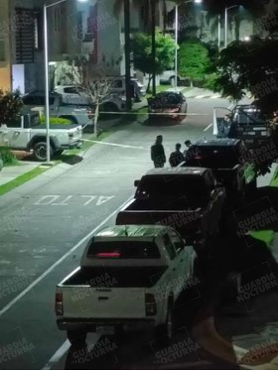 Diariodenarco's tweet photo. Es asesinado el rapero Lefty, pierde la vida a consecuencia de un asalto en la ciudad de Guadalajara esta noche.

Juan Carlos Sauceda Vázquez  más conocido como Lefty  pierde la vida al evitar un robo en su domicilio particular donde tres sujetos ingresaron hiriendo a su esposa y quitándole la vida al cantante.