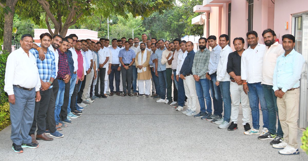 DrAshokJat's tweet photo. रेसला की प्रांतीय कार्यकारिणी की बैठक के उपरांत सीएमआर मे माननीय मुख्यमंत्री श्री अशोक गहलोत जी के विशेषाधिकारी डॉ. देवाराम सैनी जी से मुलाकात कर संगठन की विभिन्न मांगो के संबंध मे सकारात्मक चर्चा की। सलेक्शन ग्रेड 9-18-27 बहुत जल्द आदेश होंगे, विभिन्न डीपीसी के संबंध में, शिथिलन पत्रावली अगली कैबिनेट बैठक में पारित हो जायेगी।

जय संगठन
जय रेसला
जय जननायक