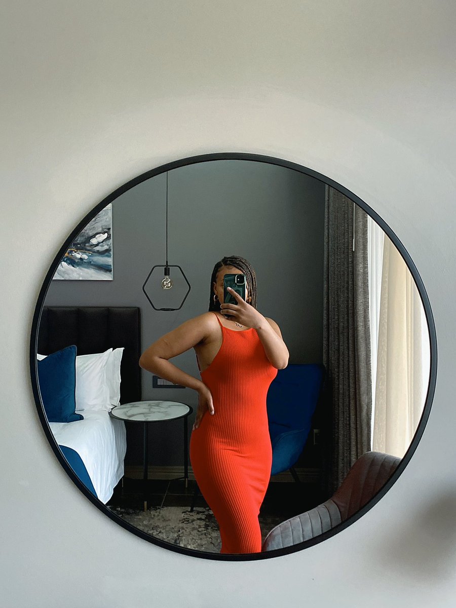 lollymorake's tweet photo. Red. https://t.co/GZvcd21MJx
