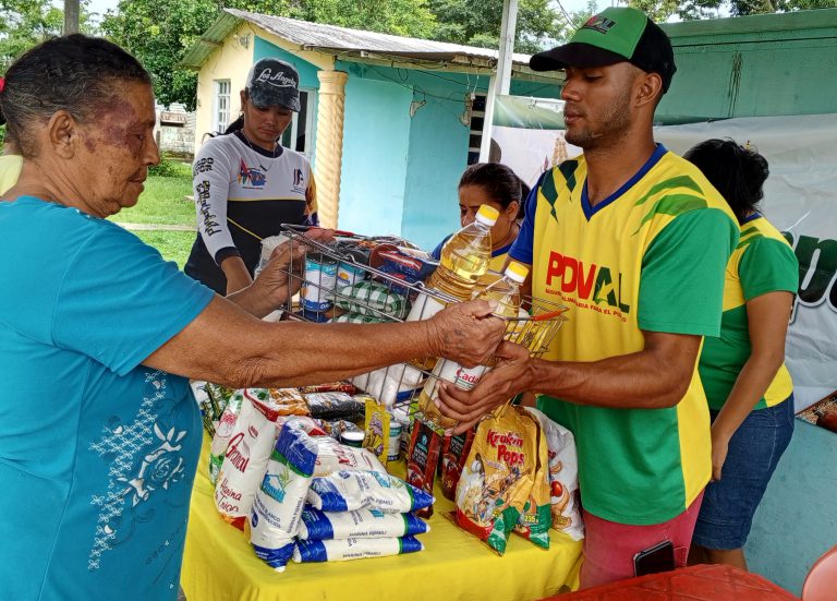 #3Sep #Entérate || A través de <a href="/PDVAL_OFICIAL/">PDVAL</a>, el <a href="/MinAlimenVen/">minalimentacion_ve</a>, realizó una Feria del Campo Soberano en el sector Payarita en la parroquia Biruaca, estado Apure.

Lea acá 
▶️minpal.gob.ve/?p=38075
#MaduroVamosPaLante