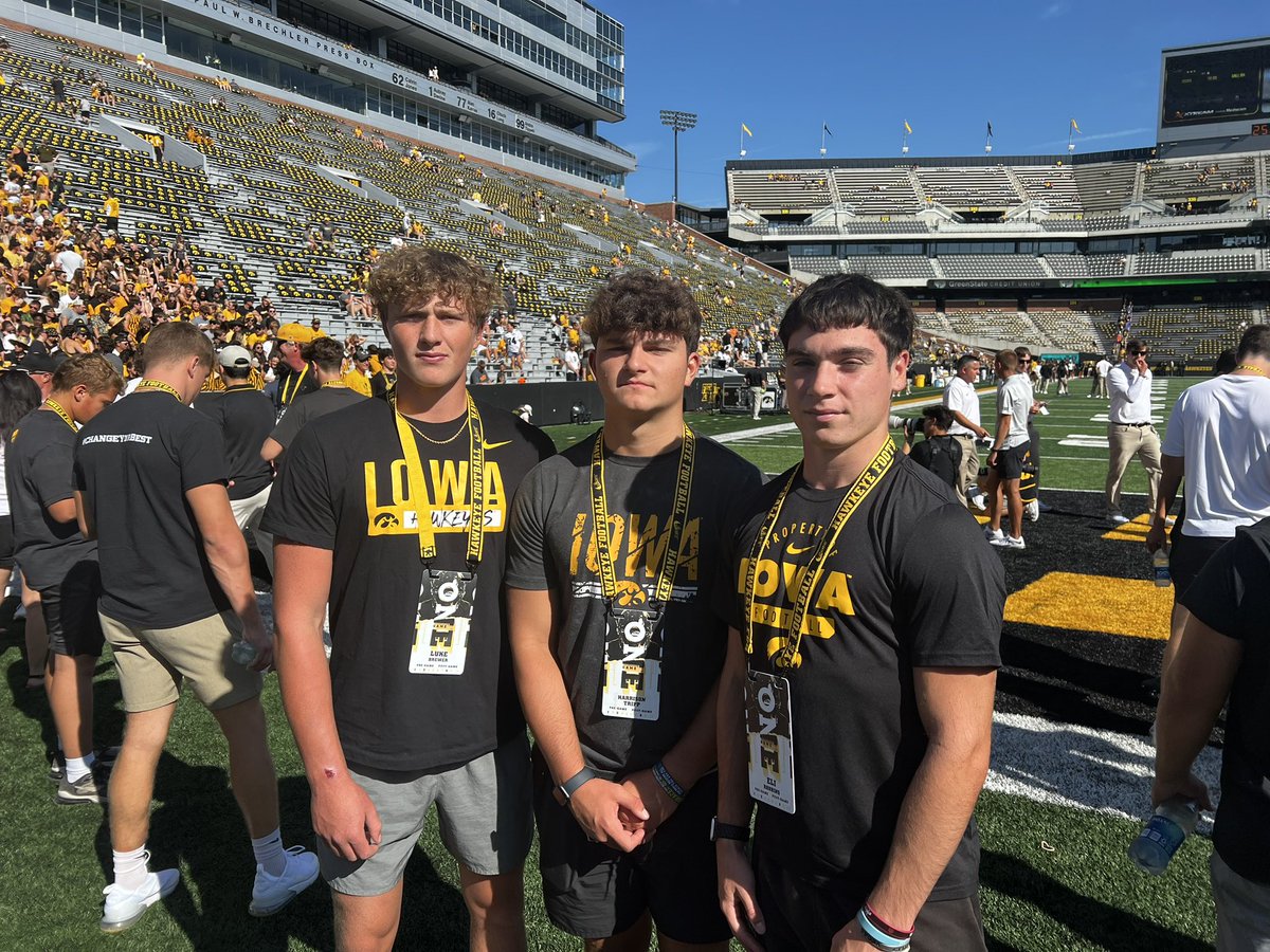 Thank you @TylerBarnesIOWA , @Coach_Niemann and the rest of the Hawkeye staff for having me at Kinnick on game day! The facilities and staff are amazing! Thank you for the awesome experience!