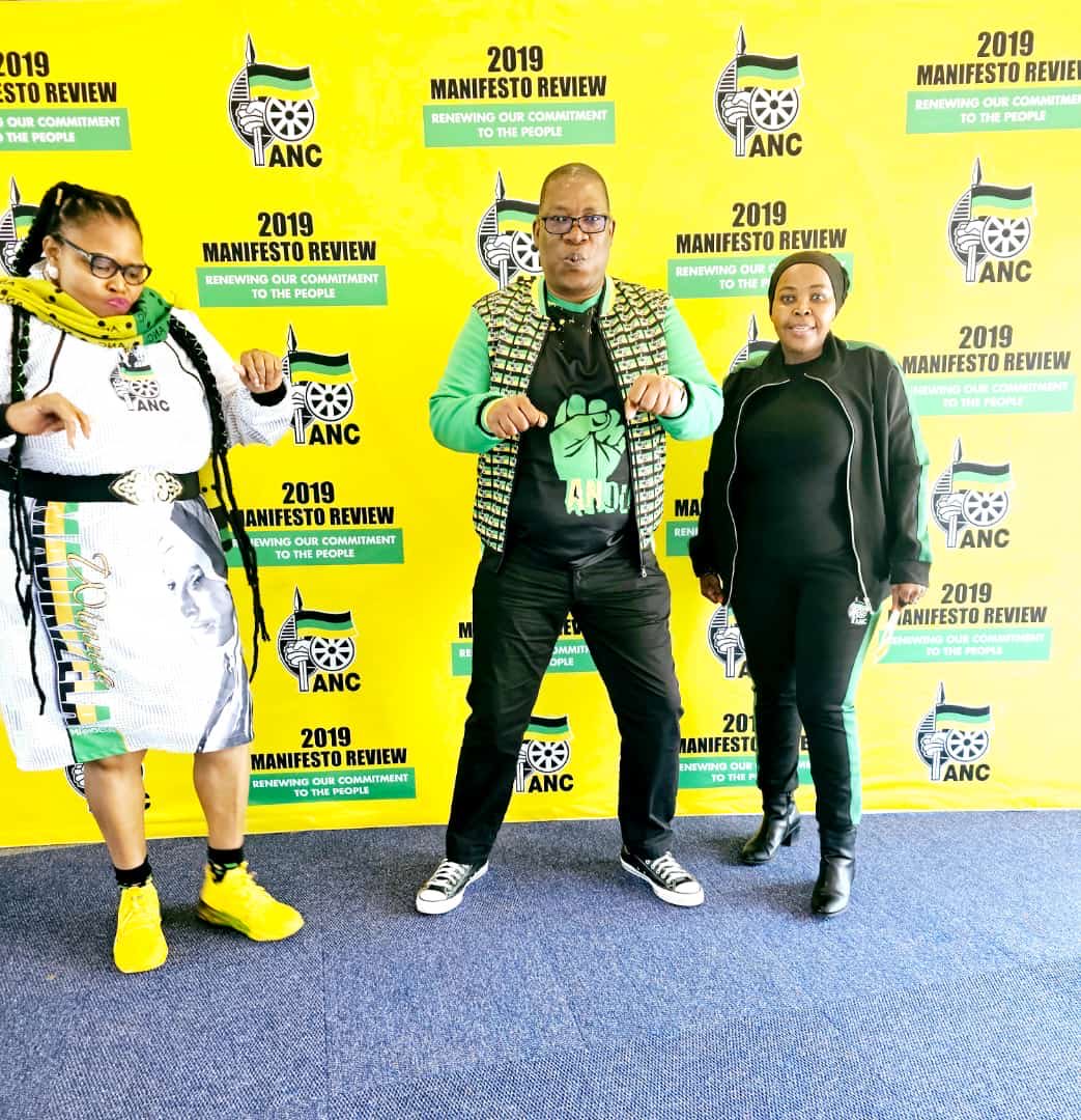 Lesufi's tweet photo. Hoi 👏🏿🙏🏿 Hoi https://t.co/vBaLLHuDe9