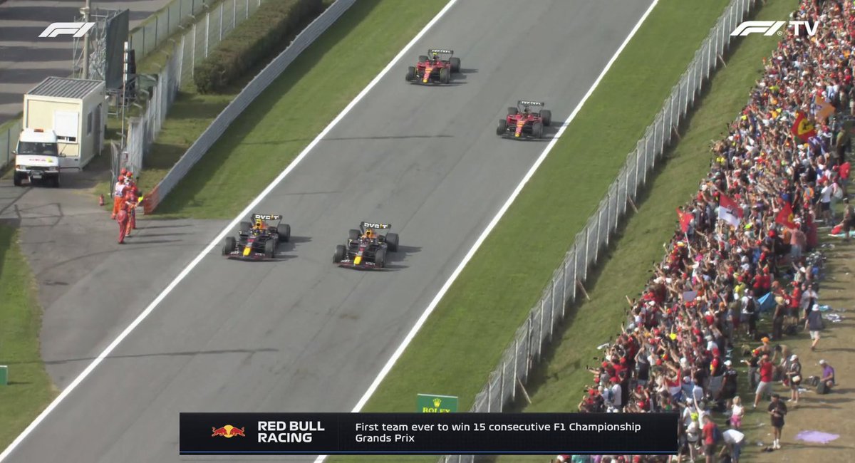 TearOffFR's tweet photo. Red Bull se permet de parader à Monza avec les deux monoplaces 🥶

#F1 #ItalianGP https://t.co/kzcFZJ10SD