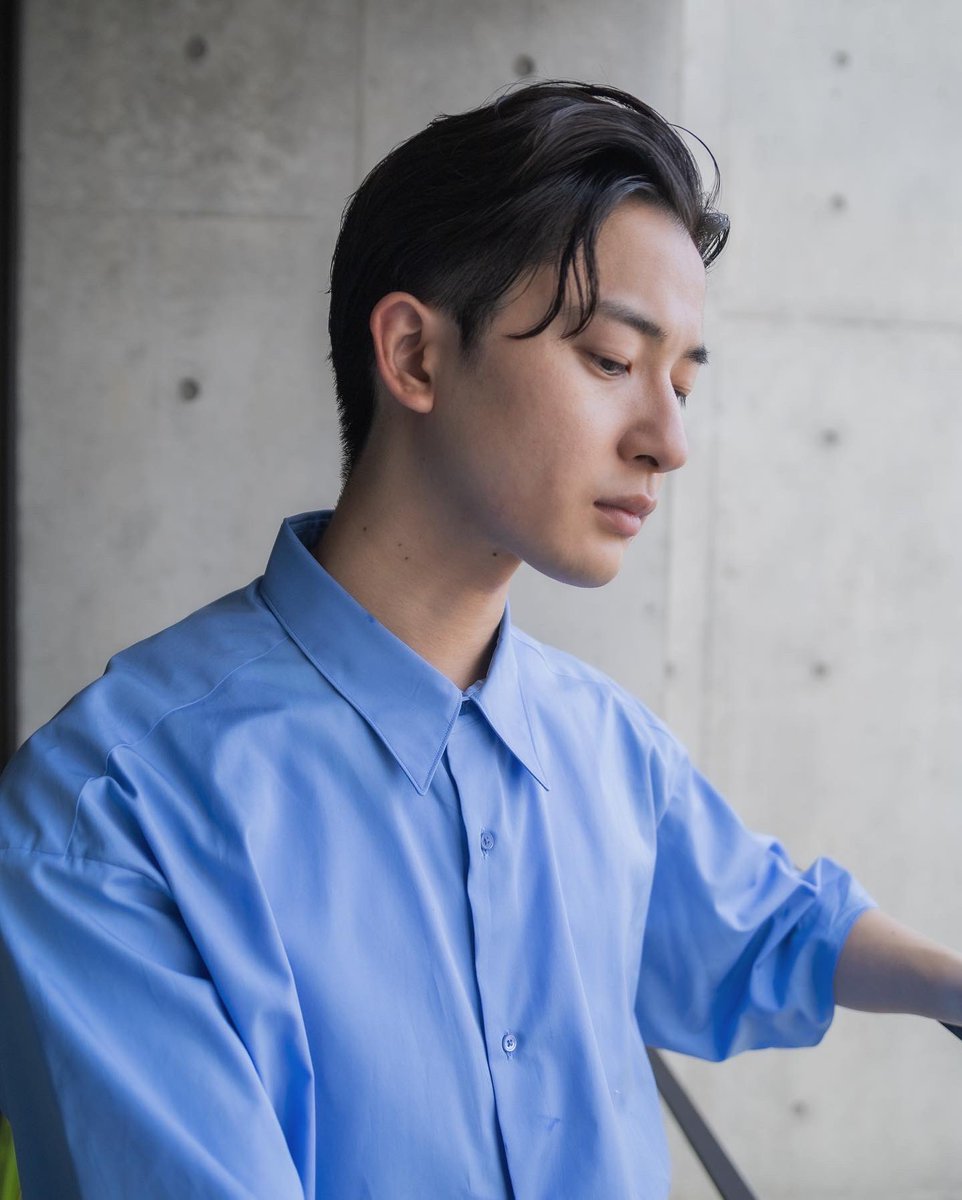 eito_0801's tweet photo. Netflixのセレブリティに出てくるハン代表のヘア。

これ、30代男性にめちゃくちゃ推せます。

なぜなら、痩せて見えるから。

オールバックベースだから清潔・誠実さを演出できる上に、
「目横ひと束前髪」が、ゴリゴリ感を払拭してくれるんです。

セット動画👇👇 https://t.co/LVypQHJq4f