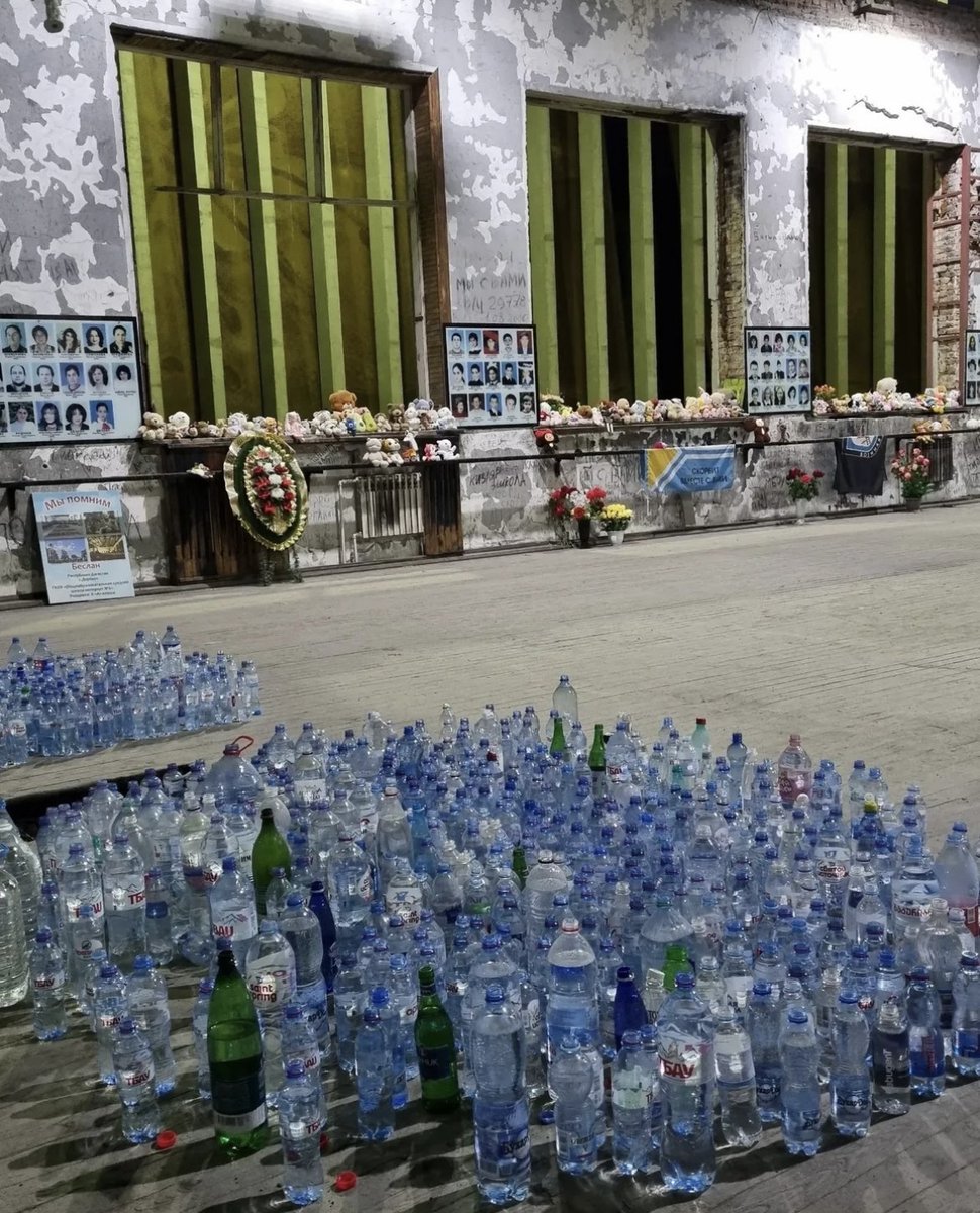 Жертвами теракта в Беслане стали 334 человека. 186 из них — дети.

Долгое время на место их гибели люди будут приносить то, чего в последние часы жизни детям не хватало больше всего. Воду.