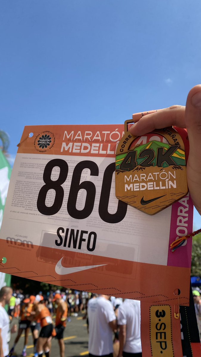 Edisonlowe's tweet image. Un día lo soñé y hoy lo conseguí.
Un abrazo hasta el cielo