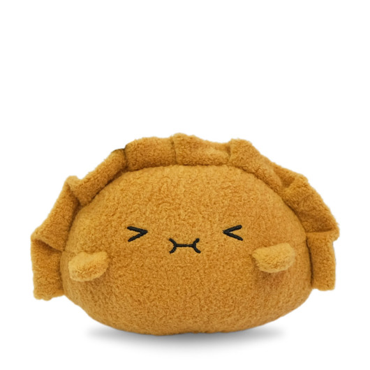 _SOFTPLUSHIE's tweet photo. La forma en la que dibujó el emoji con lentes de sol es muy graciosa ejejeje-

— ¿¡M-me viste?! ¡¿Y en serio piensas eso?! ¡Ay, muchísimas gracias!

Había dado lo mejor de sí, soo.
Sacó rápidamente de su bolsito un peluchito.

— ¡Por favor acepta esto como agradecimiento! ¿Sí? https://t.co/Fns4oFGlkm