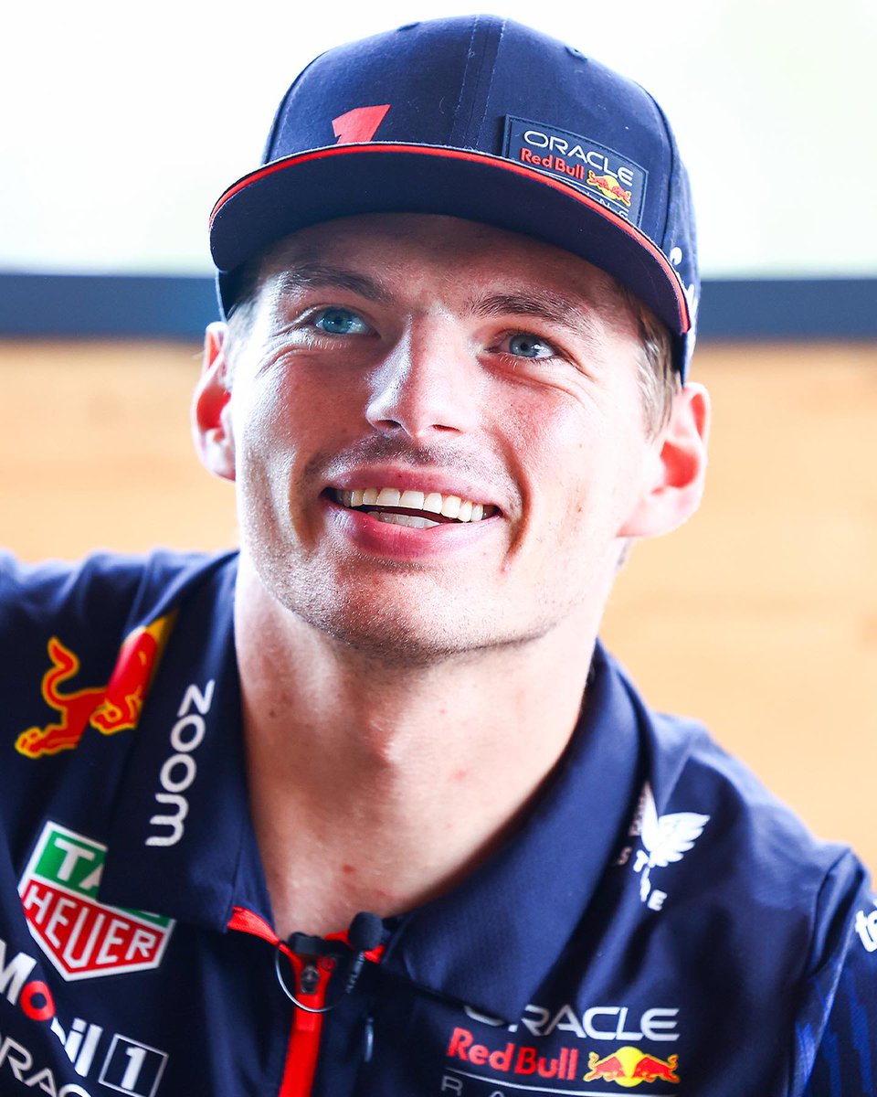 InvictosSomos's tweet photo. Max Verstappen es oficialmente el piloto con MÁS TRIUNFOS CONSECUTIVOS (10) en toda la historia de la F1. Superó la marca de Vettel (9). Nuevo récord para el piloto neerlandés. MAD MAX ES HISTORIA PURA.