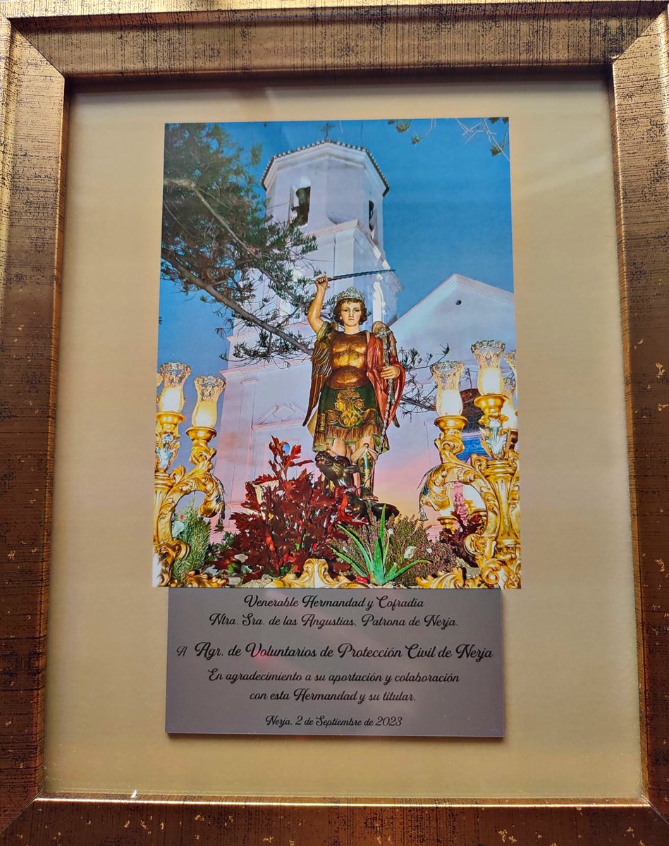🟠🔵 Anoche, nuestra agrupación recibía por parte de la Venerable Hermandad y Cofradía Ntra. Sra. de las Angustias un reconocimiento por nuestra aportación y colaboración en los actos que organiza la hermandad. 

👏🏻Un reconocimiento que hacemos llegar a todos los voluntari@s