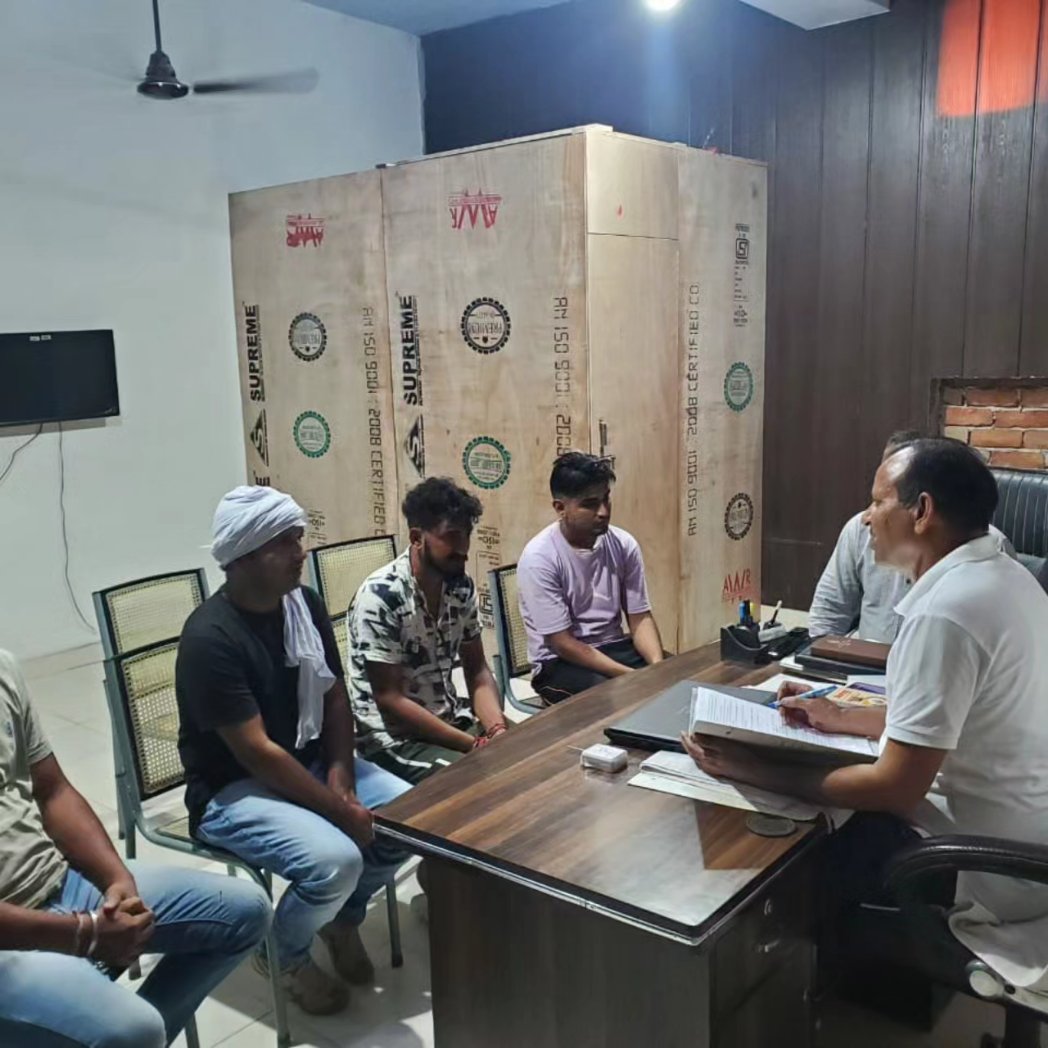 hansi_police's tweet photo. SP हांसी के दिशा निर्देश पर #knowyourcase तहत सीआईए-1, महिला थाना व थाना शहर हांसी पुलिस ने फरयादियो को उनके केस की स्टेटस रिपोर्ट दी।
@police_haryana @DGPHaryana @HisarRange https://t.co/IIp80Ifbm0