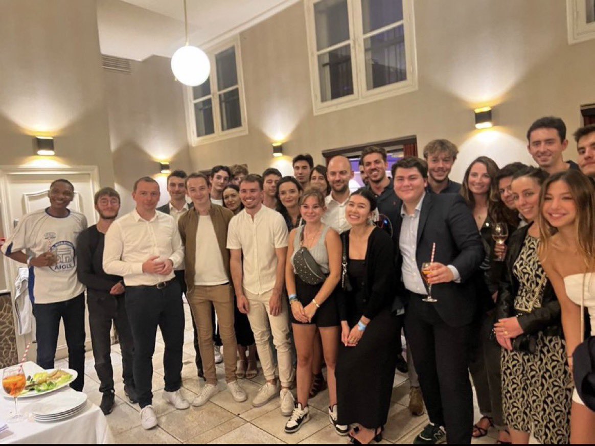 EmbrunZola's tweet photo. Le président des Jeunes avec Macron a enlevé une seule personne de la photo, devinez qui ! ⬇️ https://t.co/wWuaep88AQ