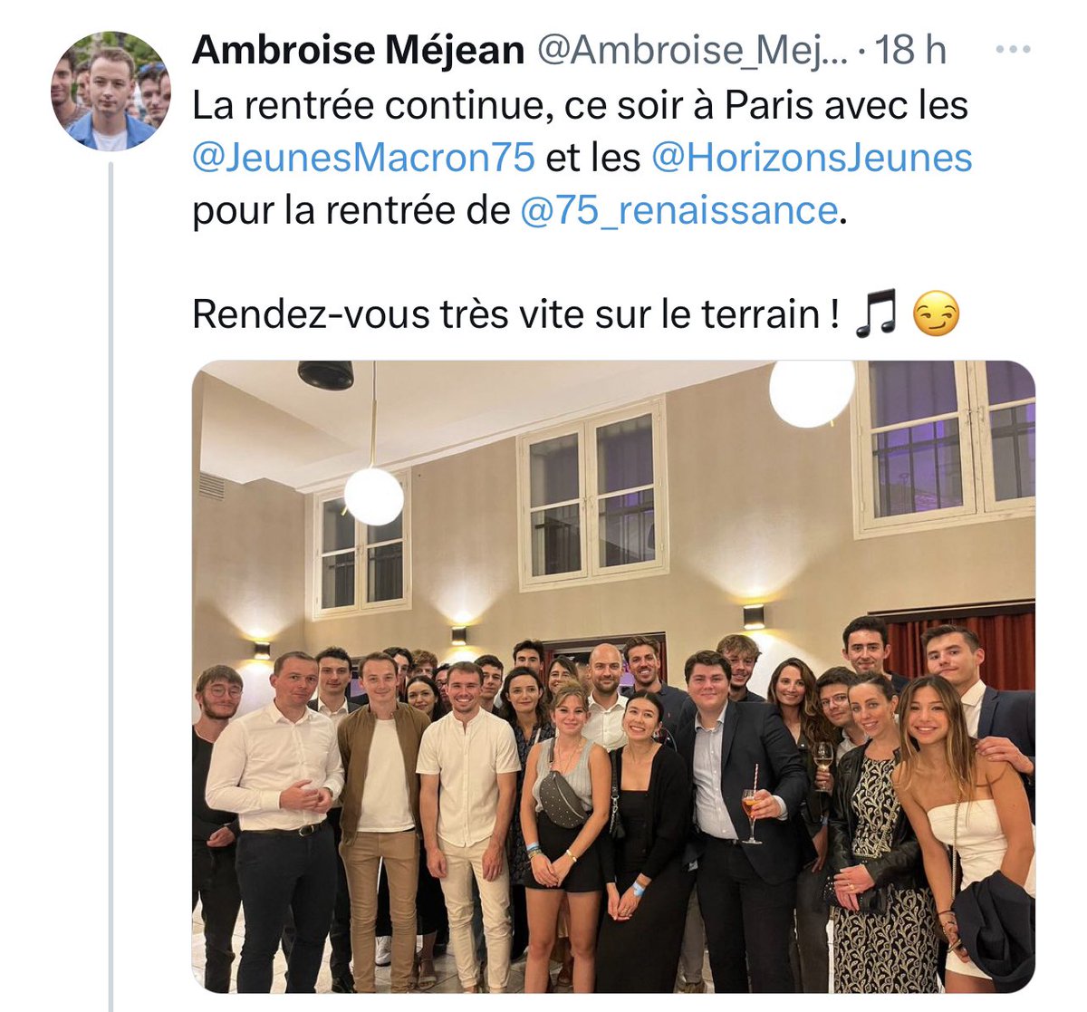 EmbrunZola's tweet photo. Le président des Jeunes avec Macron a enlevé une seule personne de la photo, devinez qui ! ⬇️ https://t.co/wWuaep88AQ