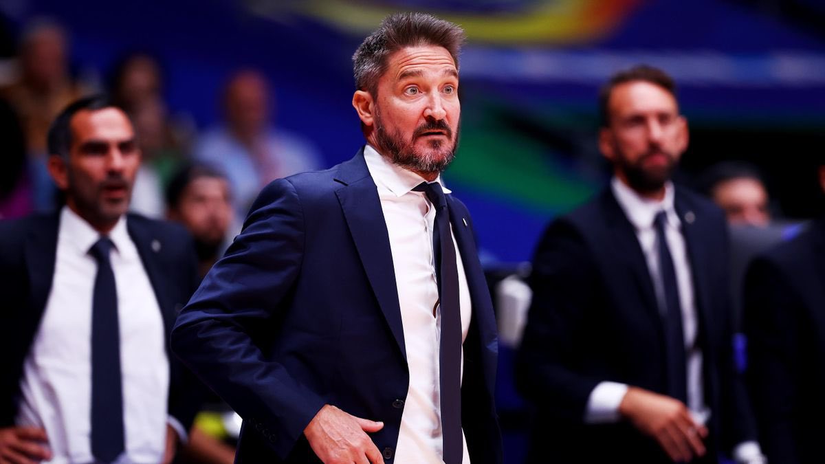 “E quindi dopo 25 anni siamo ai quarti?!”
#Italbasket 
#pozzecco 🏀 💓