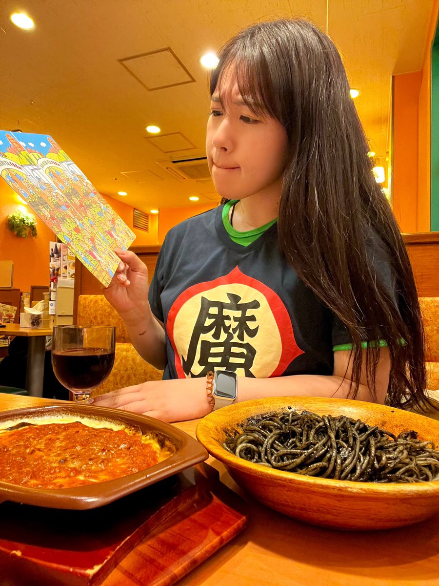 truckmeimei's tweet photo. 何か視線を感じる22歳😇👕
休日の〆はサイゼリヤで
100円赤ワインをいただくとするわね🦑 https://t.co/5Nhfz84De6