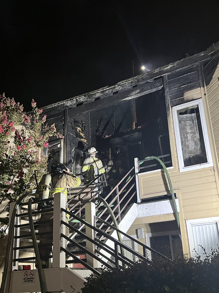 vimpa12's tweet photo. 2 alarm fire in Concord this morning. 3 people rescued from 2nd story window via ladder. #BalhanIC https://t.co/x02B4lzaia