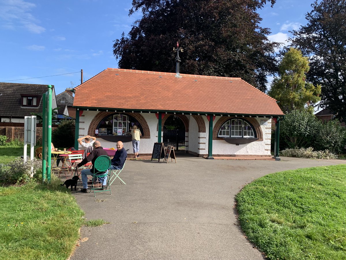 Happy #sunday folks ☀️😎😊

Lovely to get out for a very chilled dog walk with the youngest.
Can’t resist but stop at #PincesBirdhouse for a coffee &amp; kids hot choc + just really great to stop for a moment and even have a good catch up with a neighbour ☺️
#15minuteneighbourhood