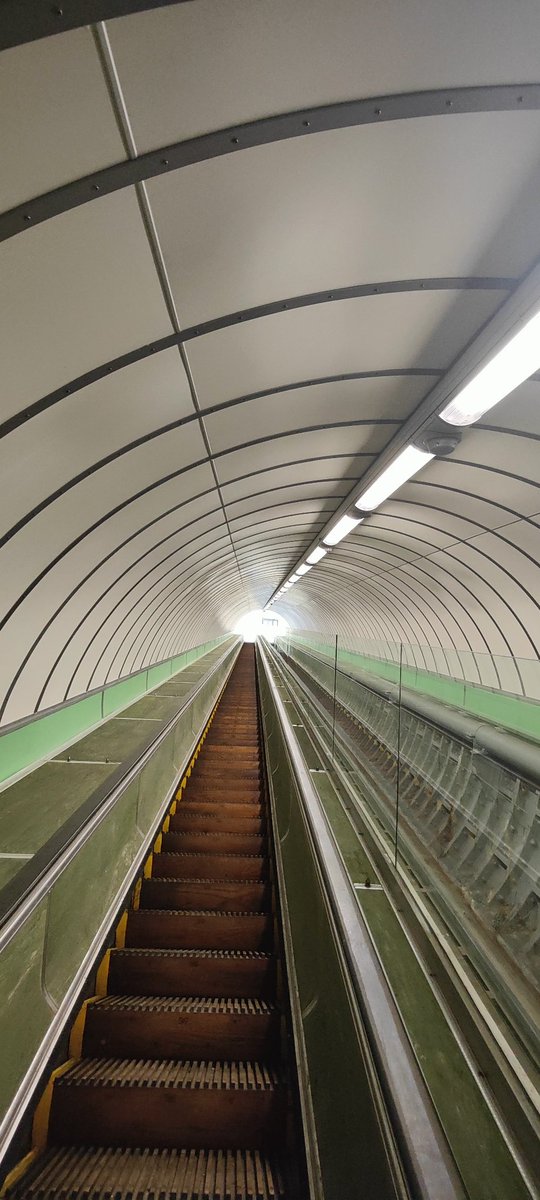 Navigating a tunnel with

an escalator. ¡¡

#EscalatorAdventures #WishTheLiftWasWorking

#TimeToWalkUp #NoTelephoneSignal

#OutOfBreath