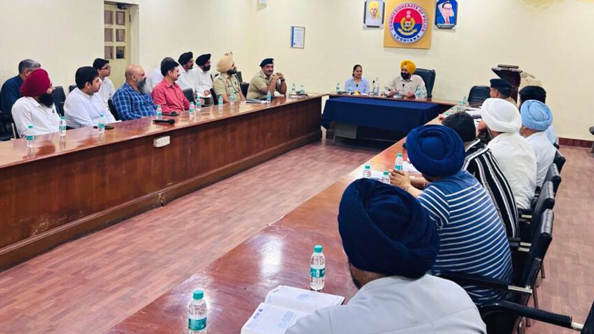 Ludhiana_Police's tweet photo. Commissioner of Police, Ludhiana recently held a meeting with the Yuva Saanjh Committees to provide them with a comprehensive overview of their responsibilities and operations. 
#YuvaSaanjh
#TogetherWeCan 
 #DrugsFreePunjab #NashaMuktPunjab #YouthAgainstDrugs https://t.co/R359pyaCiT