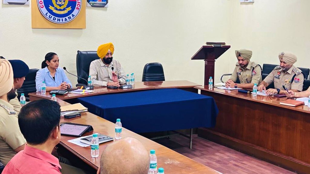 Ludhiana_Police's tweet photo. Commissioner of Police, Ludhiana recently held a meeting with the Yuva Saanjh Committees to provide them with a comprehensive overview of their responsibilities and operations. 
#YuvaSaanjh
#TogetherWeCan 
 #DrugsFreePunjab #NashaMuktPunjab #YouthAgainstDrugs https://t.co/R359pyaCiT