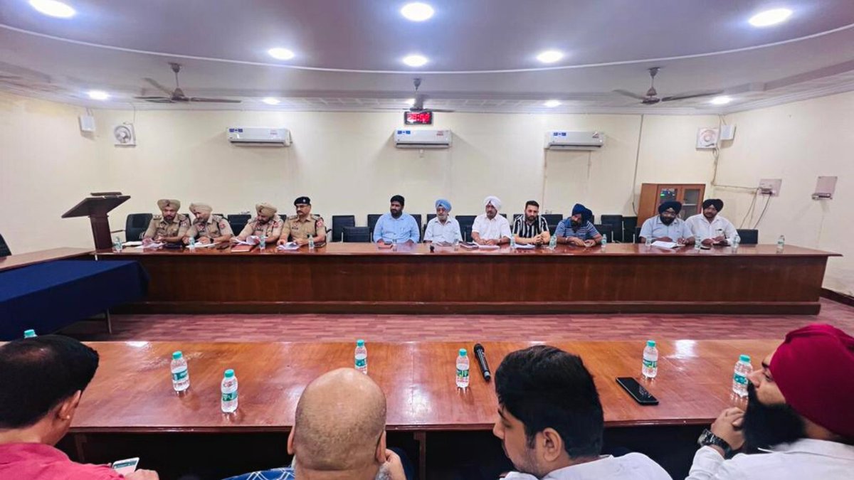 Ludhiana_Police's tweet photo. Commissioner of Police, Ludhiana recently held a meeting with the Yuva Saanjh Committees to provide them with a comprehensive overview of their responsibilities and operations. 
#YuvaSaanjh
#TogetherWeCan 
 #DrugsFreePunjab #NashaMuktPunjab #YouthAgainstDrugs https://t.co/R359pyaCiT