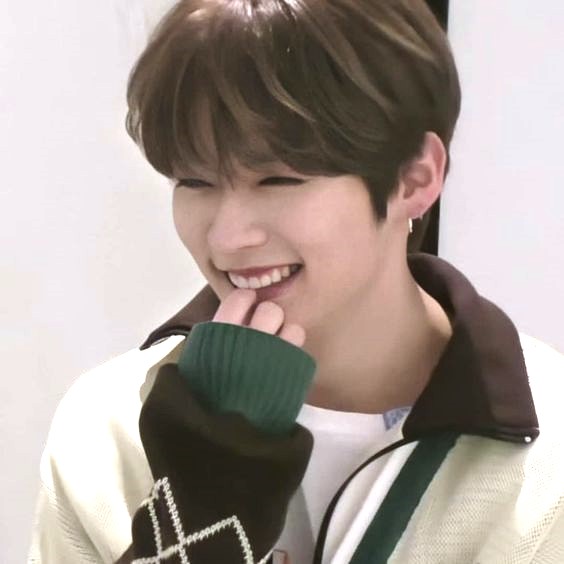 ⌗ 𝙄𝙉𝙏𝙍𝙊 . . !  ꒰  🎧 ☆    ꒱ helloo everyone! ^0^ my name's jaz, not new to {#studytwtph #studytwt} looking for friends &amp; moots 

🎀 she/they, aries, '07 liner ! 
🎀 humss 11 student; future psychologist 
🎀 crk, hsr and prosekai player | multistan

like/rt to be oomfs