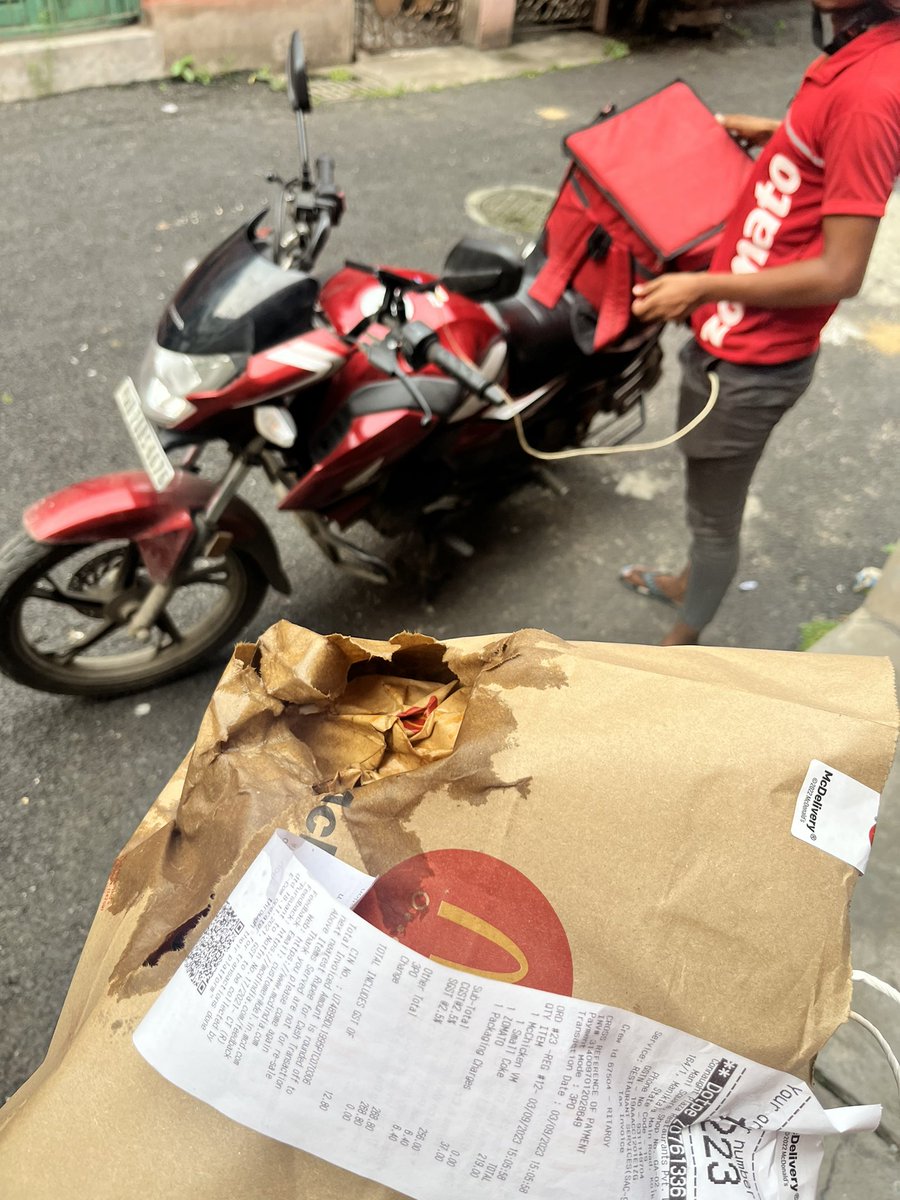 arkadebjyoti's tweet photo. @mcdonaldsindia This is your packing quality while delivery in Kolkata @zomato there is no solution after complaint 278 INR order you are refunding 46 INR whole food got tossed https://t.co/fvi4uc6lvP