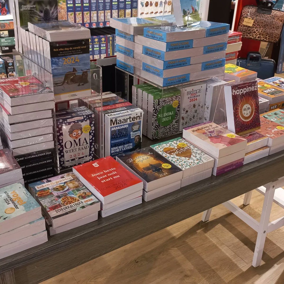Haasbeekcentrum's tweet photo. We zijn vandaag open tot 17.00 uur!
Kom gezellig even snuffelen tussen de boeken en kalenders! https://t.co/kTDchdpTEB